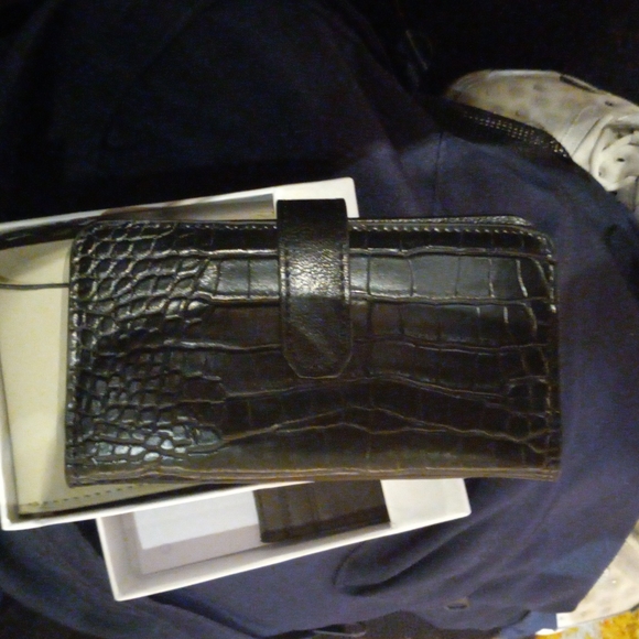Maison Article basketball shorts,two Wallets,cellphone case,and perfume - Picture 3 of 10